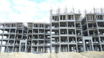 صب السقف .. خبير تنمية يكشف عقبة في قانون البناء الجديد 2026