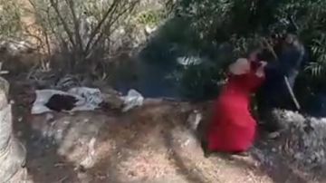 فيديو اعتداء شخص على سيدة في دمنهور ورميها في الترعة يثير الجدل