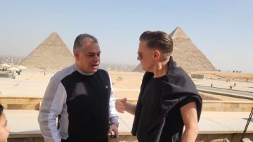 الفنان العالمي براين آدمز وأسرته يزورون منطقة أهرامات الجيزة