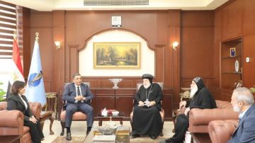 محافظ البحر الأحمر يستقبل رئيس دير الأنبا أنطونيوس لتلقي التهنئة بمناسبة توليه مهام منصبه