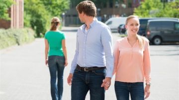 هل النظر للسيدات في نهار رمضان يفسد الصوم؟ .. أفضل طريقة لعلاج التقصير هل النظر للسيدات في نهار رمضان يفسد الصوم؟ .. أفضل طريقة لعلاج التقصير