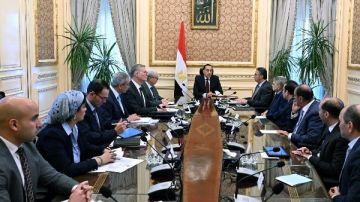 وجه بتشديد الرقابة وعدم زيادة الأسعار.. رئيس الوزراء يعقد اجتماعا لمتابعة موقف توافر مختلف السلع الاستراتيجية وجه بتشديد الرقابة وعدم زيادة الأسعار.. رئيس الوزراء يعقد اجتماعا لمتابعة موقف توافر مختلف السلع الاستراتيجية