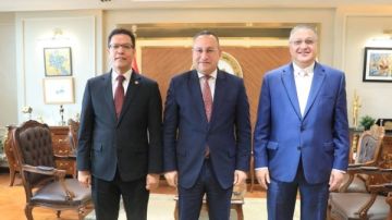 رئيسا مجلس أمناء جامعة بنها الأهلية والحكومية يهنئان وزير التعليم العالي والبحث العلمى رئيسا مجلس أمناء جامعة بنها الأهلية والحكومية يهنئان وزير التعليم العالي والبحث العلمى