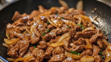 طبق جديد على سفرتك فى رمضان من قطع لحم بالبصل المكرمل طبق جديد على سفرتك فى رمضان من قطع لحم بالبصل المكرمل