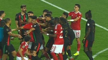 مشاجرة بين لاعبي الأهلي والجيش الملكي وشغب من الجماهير المغربية