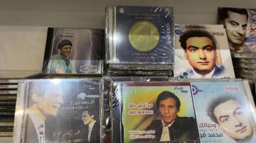 ألبومات نجوم الزمن الجميل ونوستالجيا زمان في معرض الكتاب 2026.. فيديو