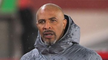 جدل في نيجيريا حول مستقبل إريك شيلي مع النسور الخضراء جدل في نيجيريا حول مستقبل إريك شيلي مع النسور الخضراء