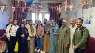 طلاب كلية التربية النوعية يرسمون البسمة على وجوه نزلاء دار المسنين بسوهاج