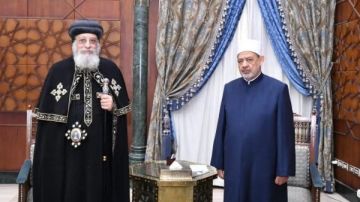 في اتصال هاتفي .. البابا تواضروس يطمئن على صحة شيخ الأزهر