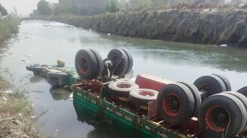 محملة بالدقيق.. انقلاب سيارة نقل ثقيل في ترعة بأسوان