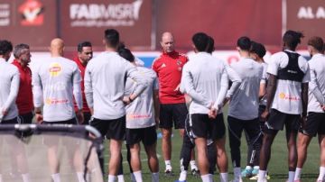 مران الأهلي الأحمر يختتم استعداده في التتش قبل السفر إلى الجزائر مران الأهلي الأحمر يختتم استعداده في التتش قبل السفر إلى الجزائر