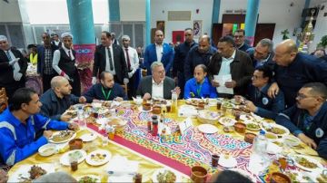 وزير البترول يشارك العاملين إفطار رمضان في حقول الشركة العامة للبترول برأس غارب وزير البترول يشارك العاملين إفطار رمضان في حقول الشركة العامة للبترول برأس غارب