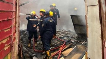 اخماد حريق بمخزن سلع ومفروشات بشارع بصل في المحلة بالغربية .. صور اخماد حريق بمخزن سلع ومفروشات بشارع بصل في المحلة بالغربية .. صور