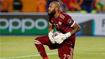 الحارس التاريخي لمنتخب الجزائر رايس مبولحي يعلن اعتزال كرة القدم