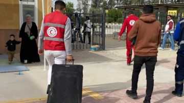 الهلال الأحمر يقدم خدمات إنسانية وإغاثية للدفعة السابعة من مرضى ومصابي غزة