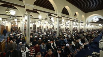 هل المصافحة بين المصلين عقب صلاة التراويح مشروعة؟ الإفتاء تجيب