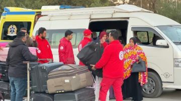 فرق الهلال الأحمر تنتشر على معبر رفح للدفع بقافلة زاد العزة 141 فرق الهلال الأحمر تنتشر على معبر رفح للدفع بقافلة زاد العزة 141