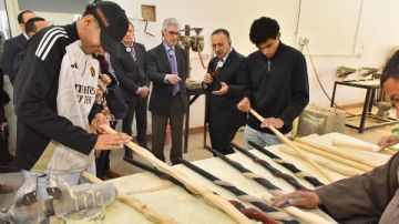 محافظ أسيوط ووفد الاتحاد الأوروبي يتفقدون مركز خان الخليلي للحرف التراثية