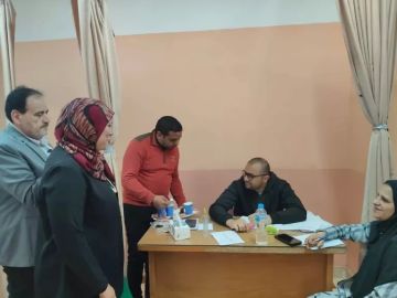 محافظ الدقهلية يتابع أعمال قافلة طبية مجانية بدكرنس استفاد منها 400 مواطن