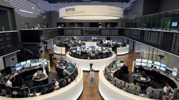 السعوديون يكثفون تداول الأسهم الأمريكية وسط تراجع السوق المحلية السعوديون يكثفون تداول الأسهم الأمريكية وسط تراجع السوق المحلية