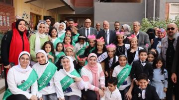 محافظ القليوبية وسفير السويد يتفقدان مبادرة الفصل الأخضر بمدرسة القناطر الخيرية الرسمية محافظ القليوبية وسفير السويد يتفقدان مبادرة الفصل الأخضر بمدرسة القناطر الخيرية الرسمية