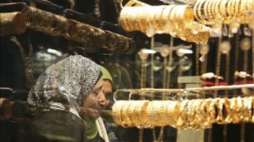 وسط توترات أمريكية إيرانية.. الذهب عيار 24 يسجل 8 آلاف جنيه مع ختام تعاملات الإثنين وسط توترات أمريكية إيرانية.. الذهب عيار 24 يسجل 8 آلاف جنيه مع ختام تعاملات الإثنين