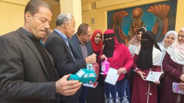 تسليم شهادات محو الأمية لـ 45 من الدارسين في الواسطى شاهد