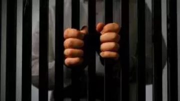 ضبط سائق إسعاف أثناء تهريب عدد من الأفارقة بحدود أسوان