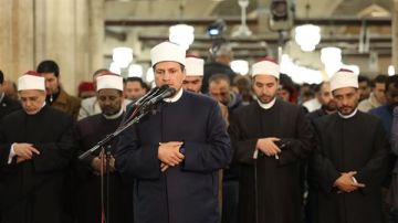 آلاف المصلين يؤدون صلاتي العشاء والتراويح بالجامع الأزهر