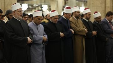 لم يتجاوز الـ 18 عاما محمد رضا قابيل يؤم المصلين في التراويح بالجامع الأزهر لم يتجاوز الـ 18 عاما محمد رضا قابيل يؤم المصلين في التراويح بالجامع الأزهر