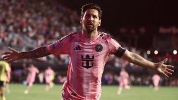 ميسي يتمسك بالحياد رغم تصاعد الحملات الانتخابية في برشلونة ميسي يتمسك بالحياد رغم تصاعد الحملات الانتخابية في برشلونة