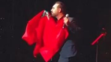 وائل جسار يقبل العلم المغربي ويدعم المغاربة بهذه الرسالة