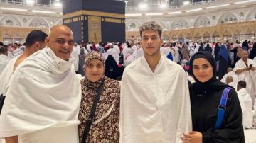 إمام عاشور رفقة عائلته من الحرم المكي صور