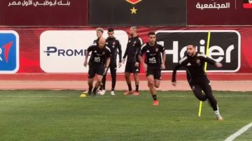 شاهد.. لقطات من تدريب الأهلي استعدادا لمواجهة الجيش الملكي في دوري أبطال أفريقيا شاهد.. لقطات من تدريب الأهلي استعدادا لمواجهة الجيش الملكي في دوري أبطال أفريقيا