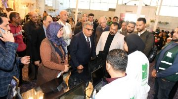 محافظ الدقهلية يتابع حالة الركوب بموقف السيرفيس ويوجه بتكثيف الرقابة على مواقف السيارات وخطوط السير محافظ الدقهلية يتابع حالة الركوب بموقف السيرفيس ويوجه بتكثيف الرقابة على مواقف السيارات وخطوط السير