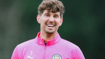 جوارديولا يتلقى أنباء سارة بشأن مدافع السيتي ستونز