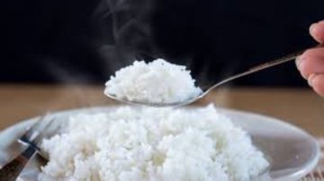 خطأ شائع عند تسخين الأرز قد يسبب تسمما غذائيا