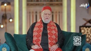 هل يجوز القراءة من المصحف أثناء صلاة الفريضة؟ فيديو