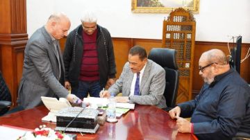 آخر قرارات محافظ مطروح قبل حركة المحافظين.. توقيع عقود تمليك نهائية لوحدات سكنية بعمارة الطابية