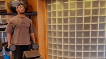 محمد رمضان يستعرض عضلاته من الجيم