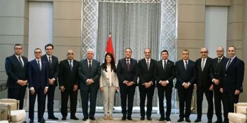 رئيس الوزراء يكرم الوزراء السابقين.. ويؤكد: نستكمل ما بناه السابقون.. وهدفنا جميعا خدمة المواطن رئيس الوزراء يكرم الوزراء السابقين.. ويؤكد: نستكمل ما بناه السابقون.. وهدفنا جميعا خدمة المواطن