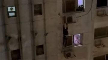 طريقة سبايدرمان فيديو حرامي يهرب من الدور العاشر يثير الذعر طريقة سبايدرمان فيديو حرامي يهرب من الدور العاشر يثير الذعر