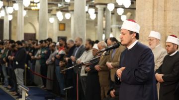في الليلة السابعة من رمضان.. الجامع الأزهر يمتلئ بالمصلين في صلاة العشاء والتراويح