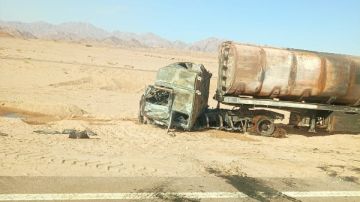 اشتعال النيران في سيارة مواد بترولية على الطريق الدولي بجنوب سيناء اشتعال النيران في سيارة مواد بترولية على الطريق الدولي بجنوب سيناء