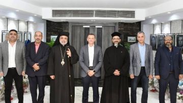 الأنبا عمانوئيل يهنئ محافظ أسوان ويؤكد دعم الكنيسة الكاثوليكية لقيادات الدولة