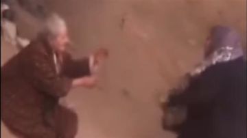 ضربتها بالشبشب.. فيديو اعتداء سيدة على والدتها المسنة بالزقازيق