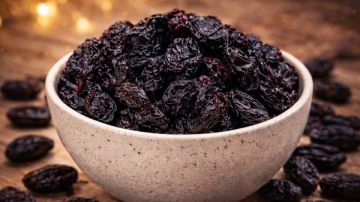 كنز للمدخنين ومرضى القولون.. منقوع الزبيب ماذا يفعل لجسمك؟