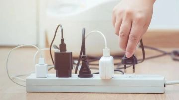 لشحن الهاتف بأمان.. خبير يحذر من أخطاء تسبب حرائق بالمنزل فيديو