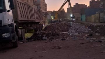 محافظة الجيزة تواصل جهودها في تطهير مصرف أبو عوض بالهرم صور محافظة الجيزة تواصل جهودها في تطهير مصرف أبو عوض بالهرم صور