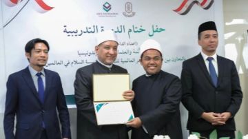 أكاديمية الأزهر العالمية تختتم دورة التأصيل اللغوي ومنهجية الفهم الشرعي بمشاركة ٤٥ إماما وداعية من إندونيسيا